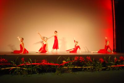 Performance della scuola di danza Area Danza prima del film <i>First Position</i>